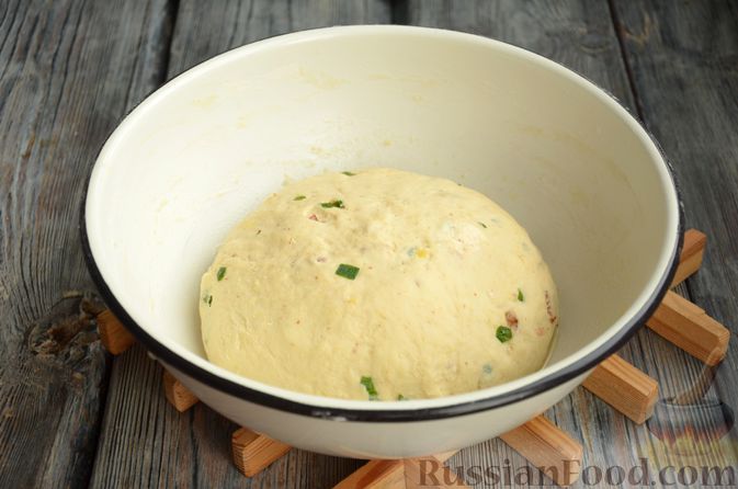Фото приготовления рецепта: Дрожжевой картофельный хлеб с беконом и зелёным луком - шаг №8