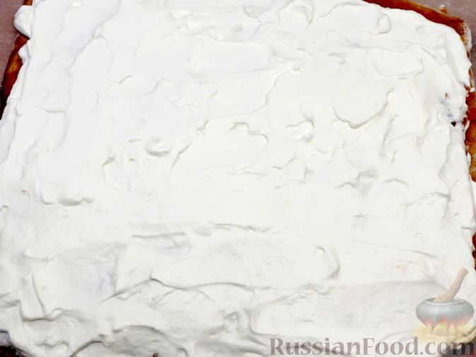 Фото приготовления рецепта: Бисквитный тыквенный рулет с джемом и сливочным кремом - шаг №24