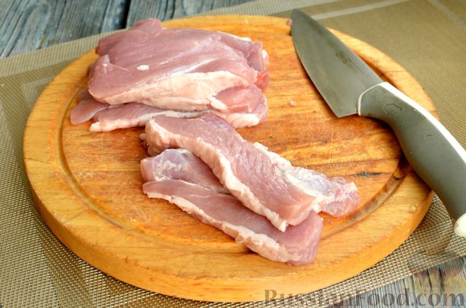 Фото приготовления рецепта: Жареная свинина с соусом из зелени и чеснока - шаг №5