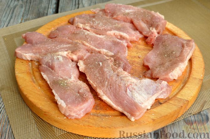 Фото приготовления рецепта: Жареная свинина с соусом из зелени и чеснока - шаг №6