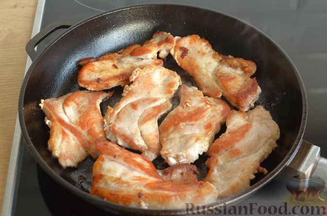 Фото приготовления рецепта: Жареная свинина с соусом из зелени и чеснока - шаг №9