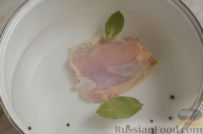Фото приготовления рецепта: Суп на курином бульоне с домашней лапшой - шаг №2