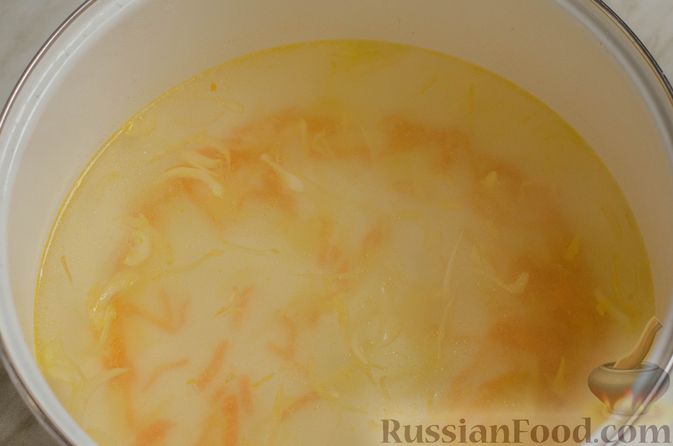 Фото приготовления рецепта: Суп на курином бульоне с домашней лапшой - шаг №15