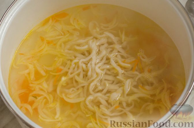 Фото приготовления рецепта: Суп на курином бульоне с домашней лапшой - шаг №18