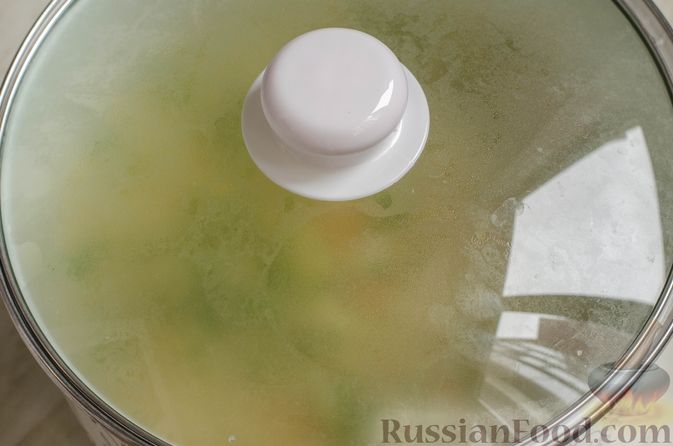Фото приготовления рецепта: Суп на курином бульоне с домашней лапшой - шаг №20