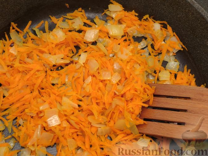 Фото приготовления рецепта: Суп с цветной капустой, рисом и сосисками - шаг №7