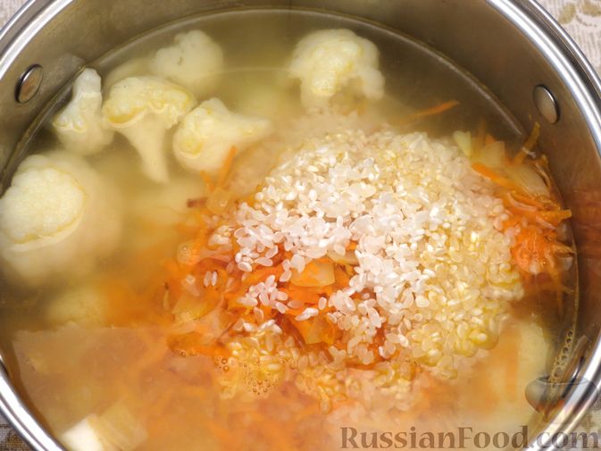 Фото приготовления рецепта: Суп с цветной капустой, рисом и сосисками - шаг №8