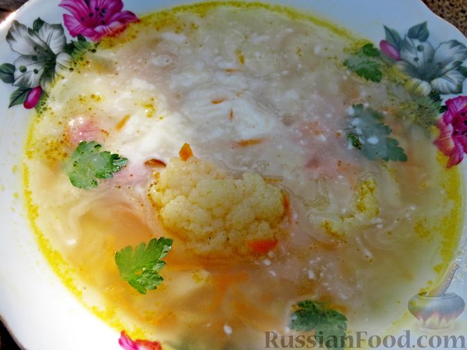 Фото приготовления рецепта: Суп с цветной капустой, рисом и сосисками - шаг №12