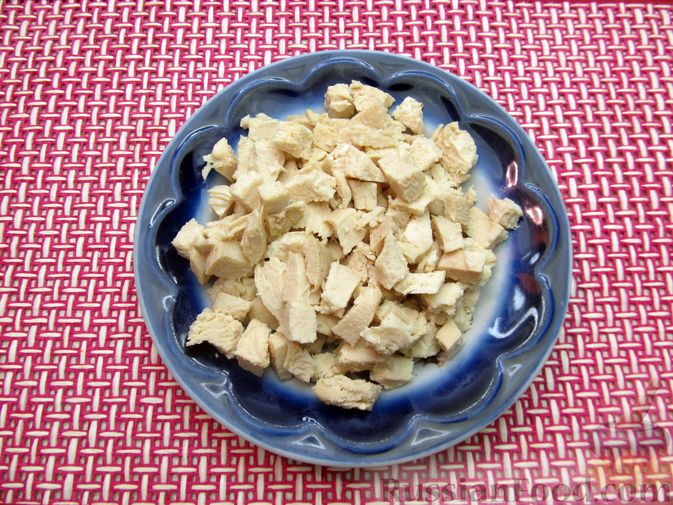 Фото приготовления рецепта: Салат с курицей, картофелем, ананасами и сыром - шаг №6