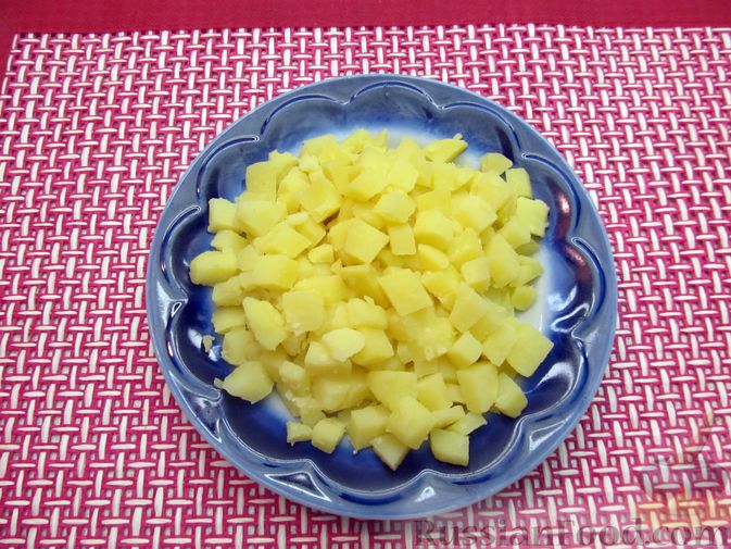 Фото приготовления рецепта: Салат с курицей, картофелем, ананасами и сыром - шаг №5