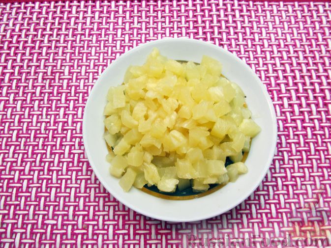 Фото приготовления рецепта: Салат с курицей, картофелем, ананасами и сыром - шаг №7