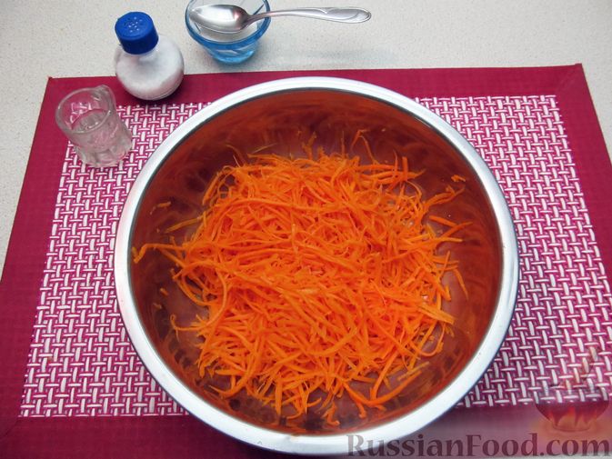 Фото приготовления рецепта: Салат из кальмаров с морковью по-корейски - шаг №7
