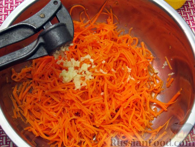 Фото приготовления рецепта: Салат из кальмаров с морковью по-корейски - шаг №9