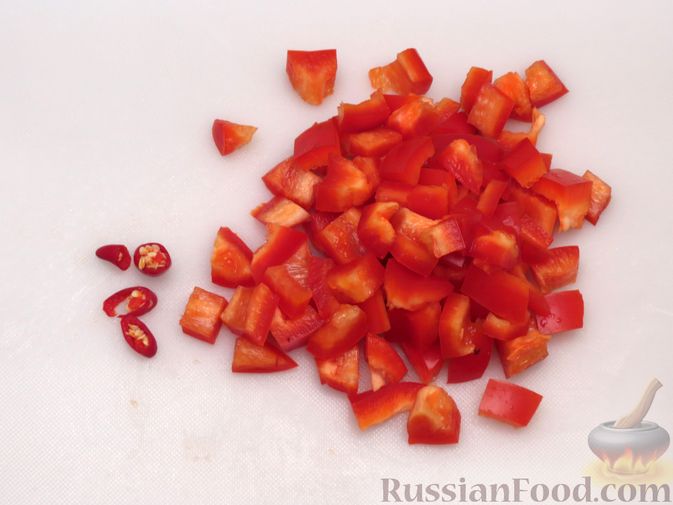 Фото приготовления рецепта: Фасоль с ветчиной, в томатном соусе - шаг №5
