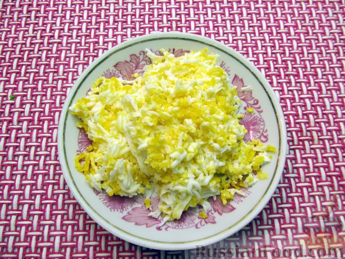 Фото приготовления рецепта: Гренки с вареным яйцом, майонезом и зеленью - шаг №8