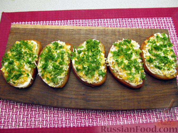 Фото приготовления рецепта: Гренки с вареным яйцом, майонезом и зеленью - шаг №11