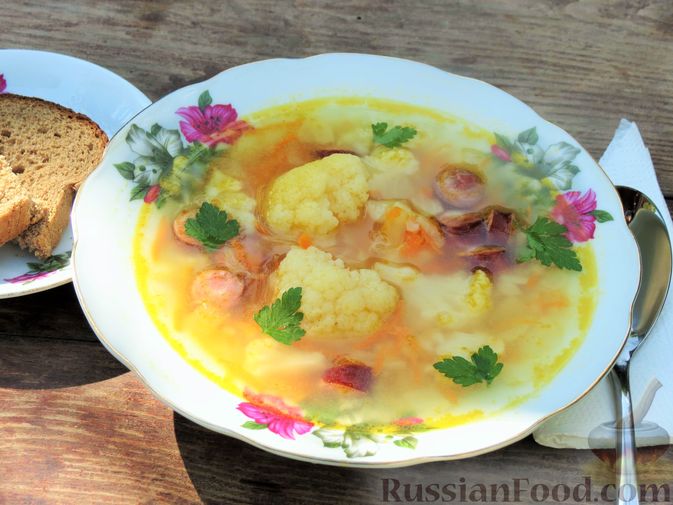 Фото к рецепту: Суп с цветной капустой, рисом и сосисками