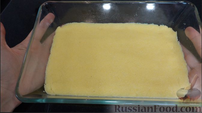 Фото приготовления рецепта: Полента с сыром, помидорами черри и зеленью - шаг №4