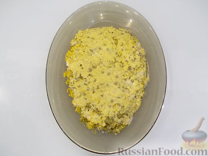 Фото приготовления рецепта: Слоёный мясной салат с картофелем, шампиньонами и зелёным горошком - шаг №18