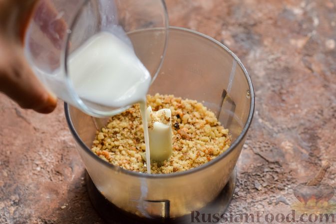 Фото приготовления рецепта: Сливочное желе с орехами - шаг №4