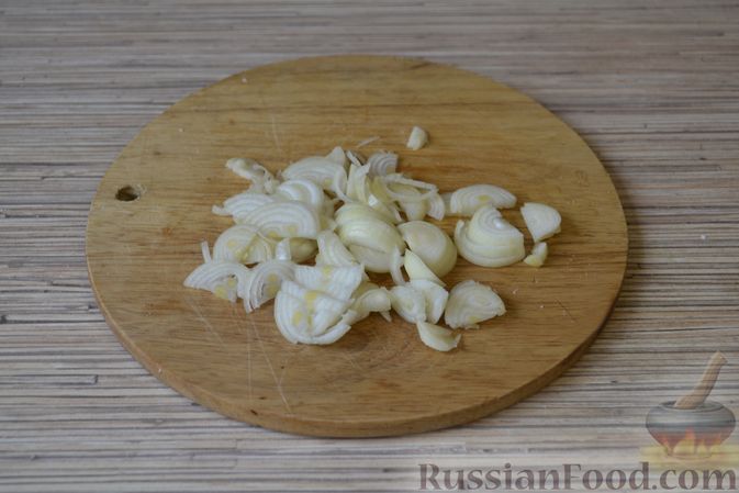 Фото приготовления рецепта: Слоёный салат с крабовыми палочками, ананасами, сыром и яйцами - шаг №2