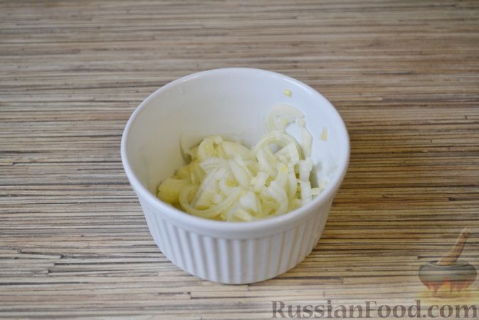 Фото приготовления рецепта: Слоёный салат с крабовыми палочками, ананасами, сыром и яйцами - шаг №9