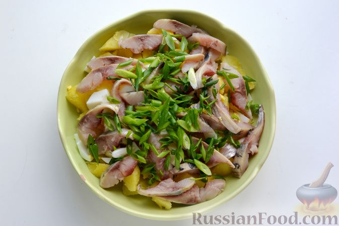 Фото приготовления рецепта: Салат с картофелем, сельдью, яйцами и горчичной заправкой - шаг №10