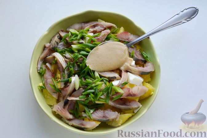 Фото приготовления рецепта: Салат с картофелем, сельдью, яйцами и горчичной заправкой - шаг №12