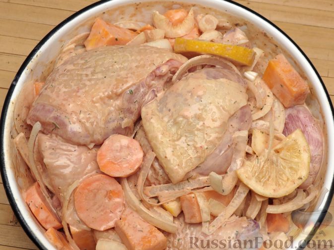 Фото приготовления рецепта: Курица, запечённая с тыквой, морковью и лимоном (в рукаве) - шаг №4