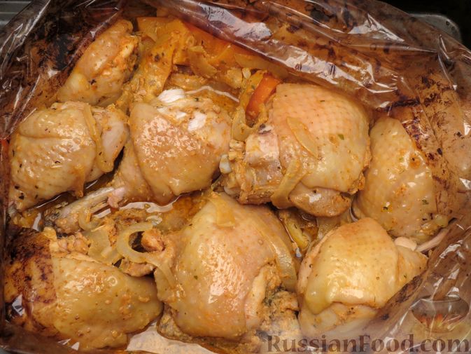 Фото приготовления рецепта: Курица, запечённая с тыквой, морковью и лимоном (в рукаве) - шаг №6