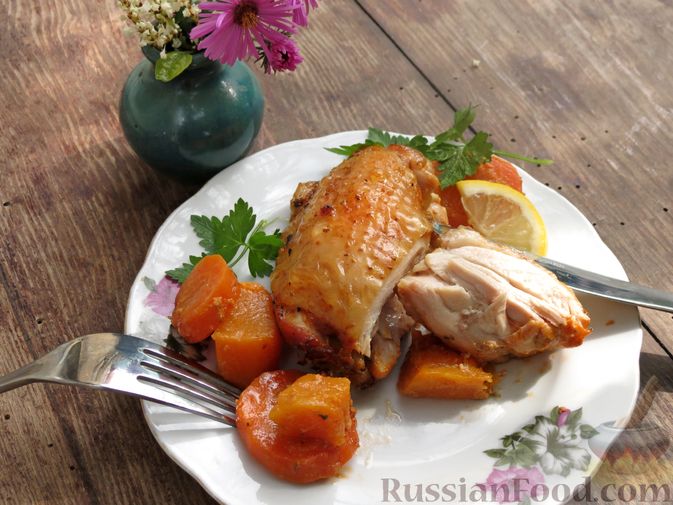 Фото приготовления рецепта: Курица, запечённая с тыквой, морковью и лимоном (в рукаве) - шаг №8