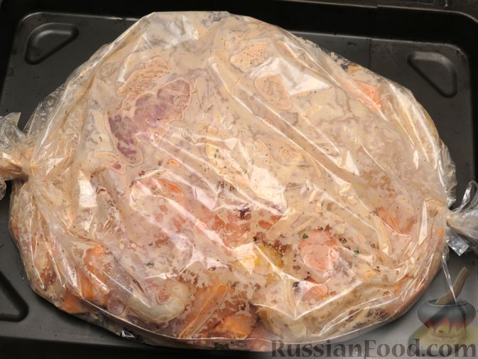 Фото приготовления рецепта: Курица, запечённая с тыквой, морковью и лимоном (в рукаве) - шаг №5