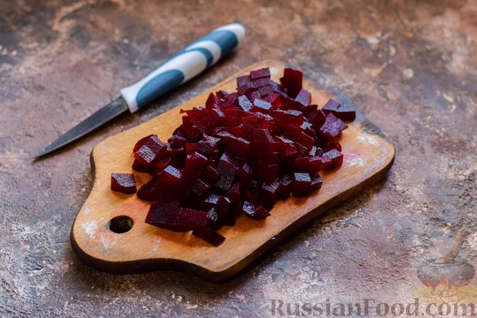 Фото приготовления рецепта: Салат из свёклы и шампиньонов - шаг №5
