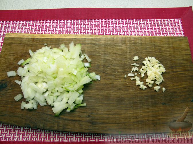 Фото приготовления рецепта: Суп с копченостями, корнем сельдерея и сметаной - шаг №4