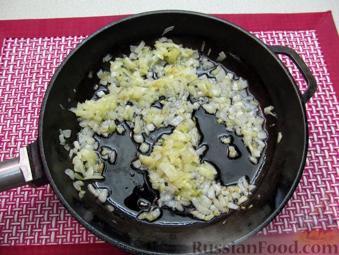 Фото приготовления рецепта: Суп с копченостями, корнем сельдерея и сметаной - шаг №5