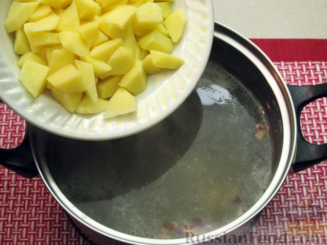 Фото приготовления рецепта: Суп с копченостями, корнем сельдерея и сметаной - шаг №12