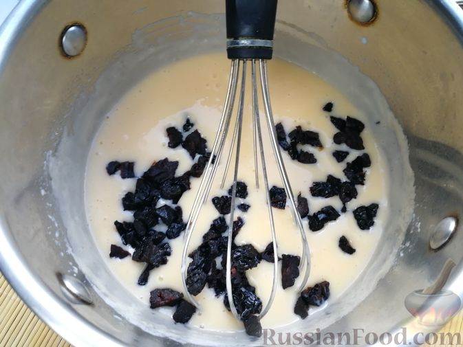 Фото приготовления рецепта: Молочное суфле с черносливом - шаг №10