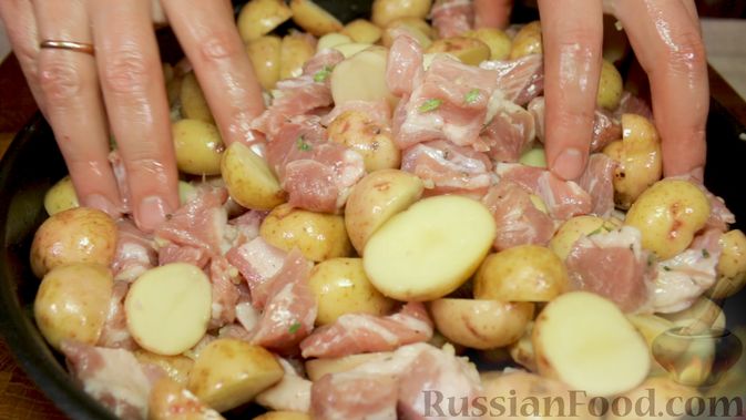 Фото приготовления рецепта: Свинина с картошкой в духовке - шаг №6