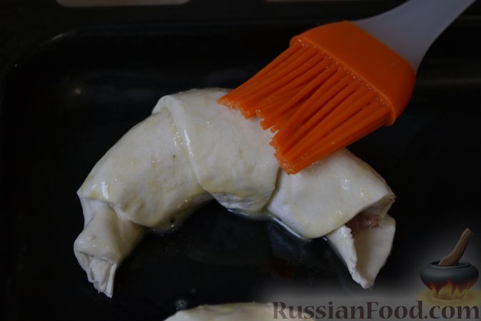 Фото приготовления рецепта: Рогалики из слоёного теста, с куриным фаршем и мятой - шаг №12