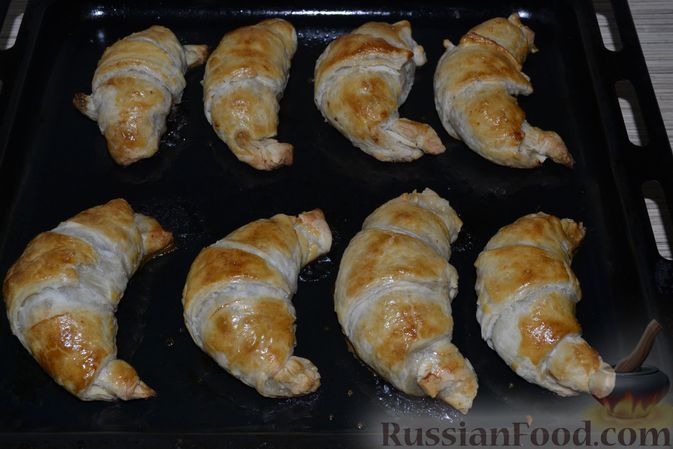 Фото приготовления рецепта: Рогалики из слоёного теста, с куриным фаршем и мятой - шаг №13