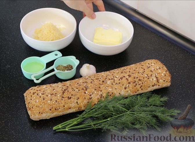 Фото приготовления рецепта: Чесночные гренки со сливочным маслом и сыром - шаг №1