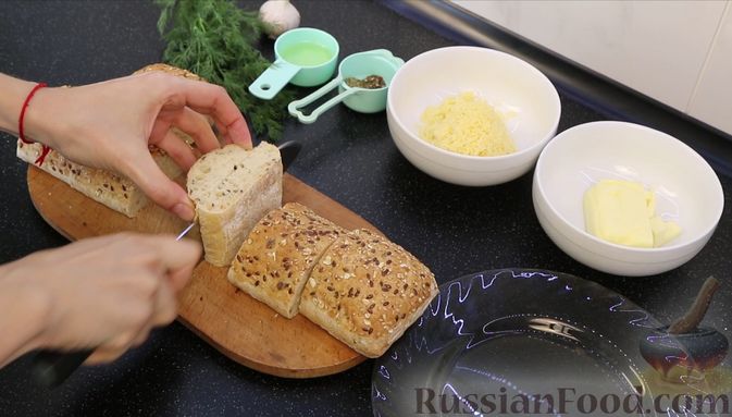 Фото приготовления рецепта: Чесночные гренки со сливочным маслом и сыром - шаг №2