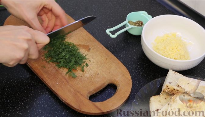 Фото приготовления рецепта: Чесночные гренки со сливочным маслом и сыром - шаг №4