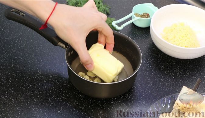 Фото приготовления рецепта: Чесночные гренки со сливочным маслом и сыром - шаг №5