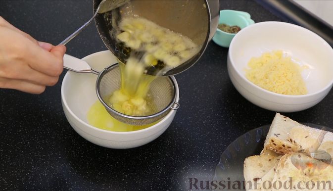 Фото приготовления рецепта: Чесночные гренки со сливочным маслом и сыром - шаг №6