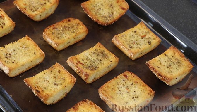 Фото приготовления рецепта: Чесночные гренки со сливочным маслом и сыром - шаг №10