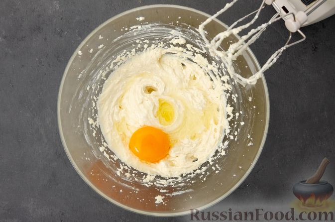 Фото приготовления рецепта: Творожный кекс с изюмом - шаг №8