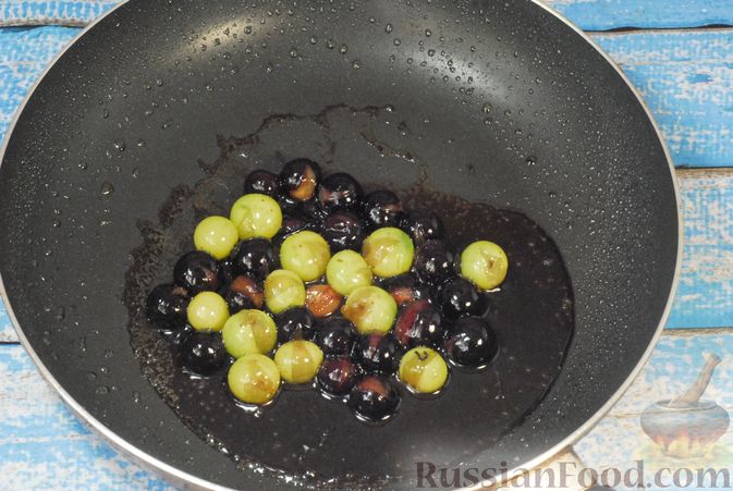 Фото приготовления рецепта: Говядина, тушенная с карамелизированным виноградом - шаг №11