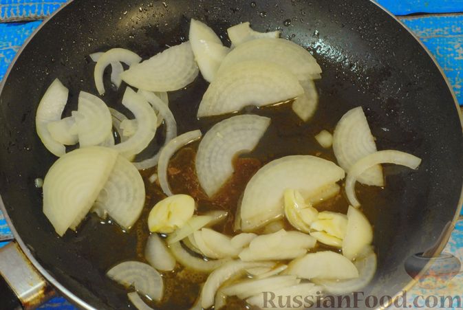 Фото приготовления рецепта: Говяжьи рёбрышки, тушенные с грибами и сметаной - шаг №5