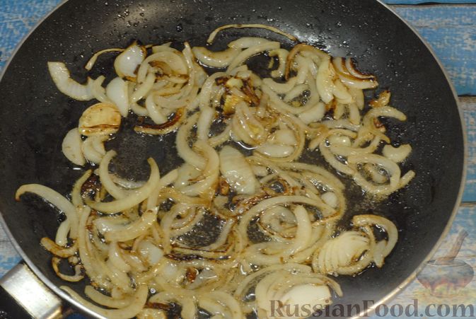 Фото приготовления рецепта: Говяжьи рёбрышки, тушенные с грибами и сметаной - шаг №6